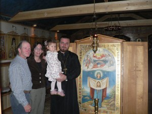 У иконы встретилась семья, взявшая приемную дочь из детского дома в Уссурийске