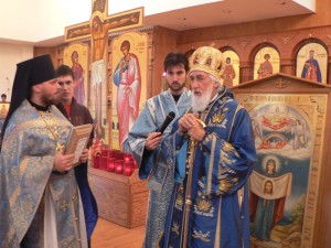 В Соборе Святителя Иннокентия Московского в Анкоридже Епископ Николай приветствует гостей из России